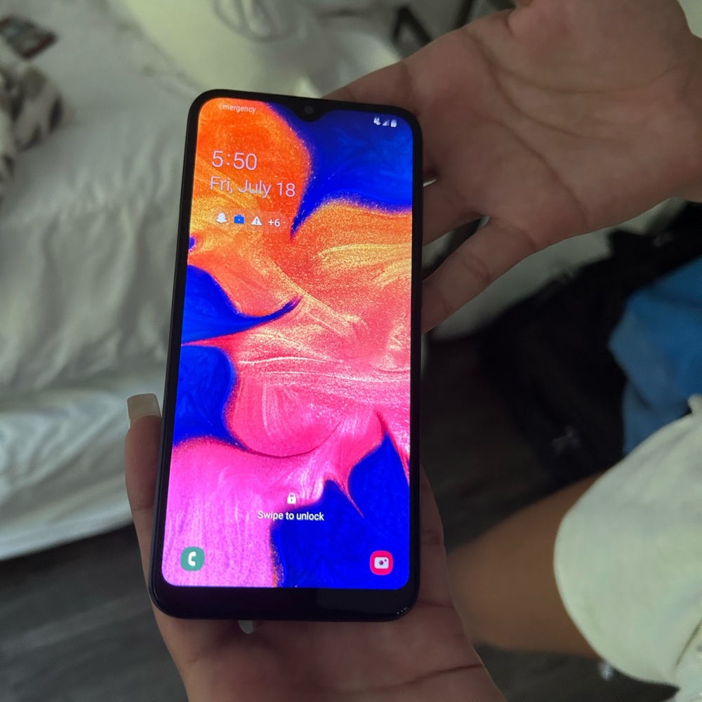 Samsung Black Smartphone with Vivid Display and Minimal Bezels